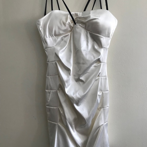 Dresses - Picture 3 of 8